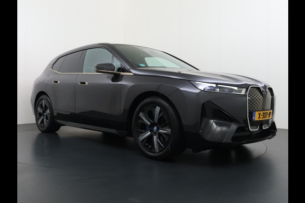 BMW iX xDrive40 Business Edition Plus 77 kWh SOH 100% | DRIVING ASSISTENT PROF. | STOEL + STUURVERWARMING EN MASSAGE| ELEKTRISCHE TREKHAAK| SKYLOUNGE | LASER|