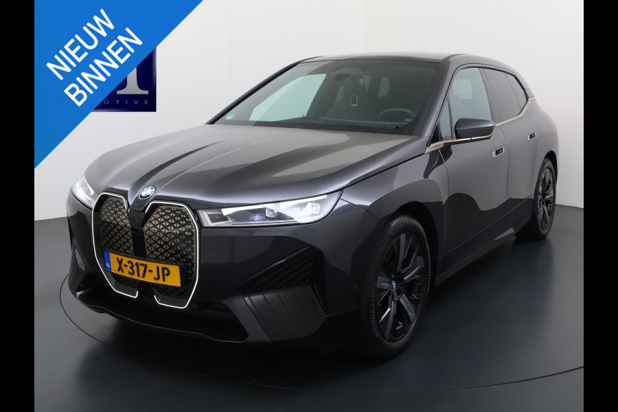 BMW iX xDrive40 Business Edition Plus 77 kWh SOH 100% | DRIVING ASSISTENT PROF. | STOEL + STUURVERWARMING EN MASSAGE| ELEKTRISCHE TREKHAAK| SKYLOUNGE | LASER|
