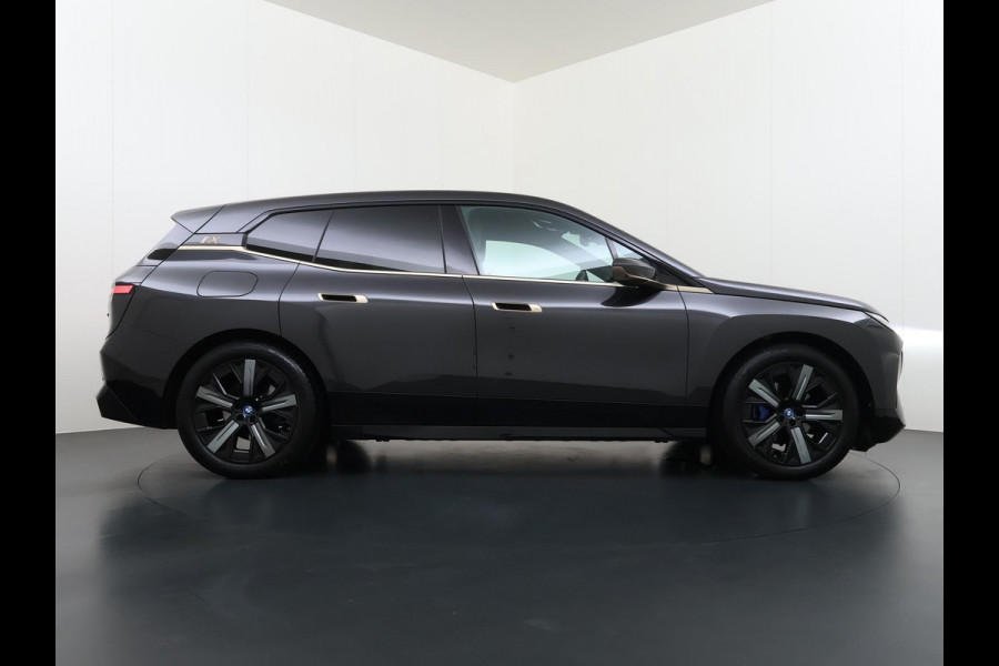 BMW iX xDrive40 Business Edition Plus 77 kWh SOH 100% | DRIVING ASSISTENT PROF. | STOEL + STUURVERWARMING EN MASSAGE| ELEKTRISCHE TREKHAAK| SKYLOUNGE | LASER|