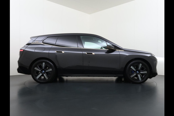BMW iX xDrive40 Business Edition Plus 77 kWh SOH 100% | DRIVING ASSISTENT PROF. | STOEL + STUURVERWARMING EN MASSAGE| ELEKTRISCHE TREKHAAK| SKYLOUNGE | LASER|
