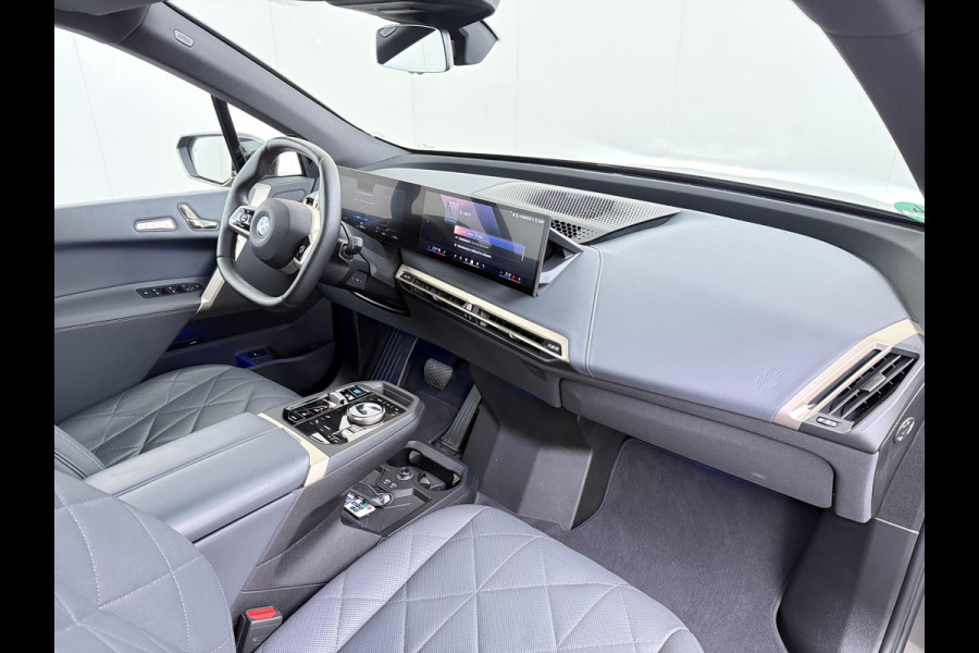 BMW iX xDrive40 Business Edition Plus 77 kWh SOH 100% | DRIVING ASSISTENT PROF. | STOEL + STUURVERWARMING EN MASSAGE| ELEKTRISCHE TREKHAAK| SKYLOUNGE | LASER|