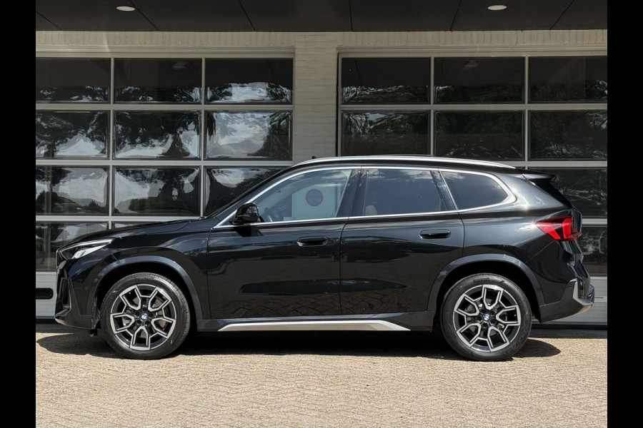 BMW X1 xDrive23i X LINE | PANORAMA | SPORTSTOELEN | ELEKTRISCHE STOEL | LEDER | 18 INCH LM VELGEN |