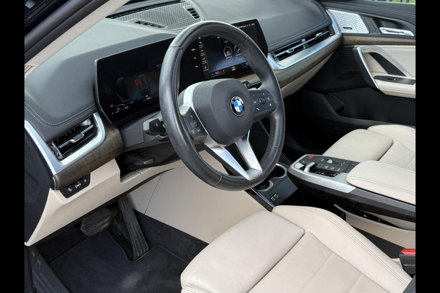 BMW X1 xDrive23i X LINE | PANORAMA | SPORTSTOELEN | ELEKTRISCHE STOEL | LEDER | 18 INCH LM VELGEN |
