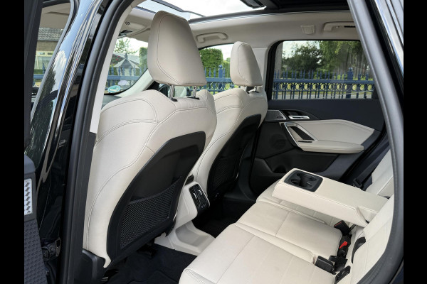 BMW X1 xDrive23i X LINE | PANORAMA | SPORTSTOELEN | ELEKTRISCHE STOEL | LEDER | 18 INCH LM VELGEN |