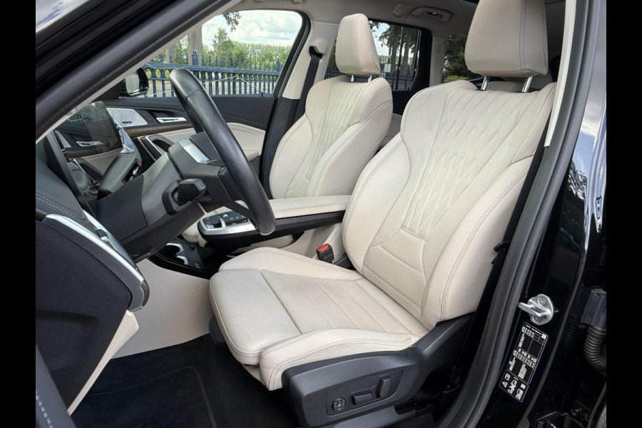 BMW X1 xDrive23i X LINE | PANORAMA | SPORTSTOELEN | ELEKTRISCHE STOEL | LEDER | 18 INCH LM VELGEN |