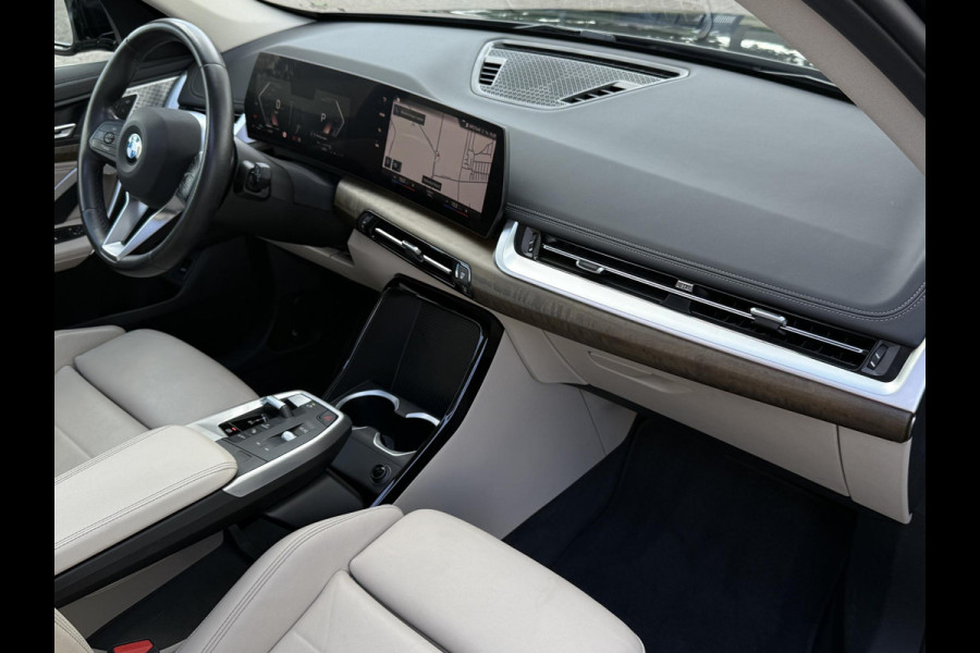 BMW X1 xDrive23i X LINE | PANORAMA | SPORTSTOELEN | ELEKTRISCHE STOEL | LEDER | 18 INCH LM VELGEN |
