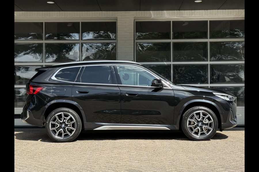 BMW X1 xDrive23i X LINE | PANORAMA | SPORTSTOELEN | ELEKTRISCHE STOEL | LEDER | 18 INCH LM VELGEN |