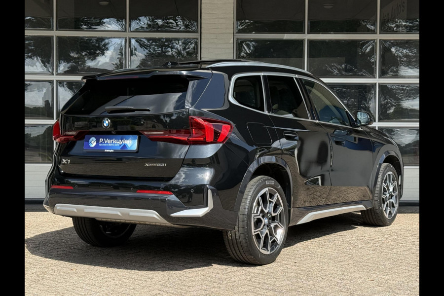 BMW X1 xDrive23i X LINE | PANORAMA | SPORTSTOELEN | ELEKTRISCHE STOEL | LEDER | 18 INCH LM VELGEN |