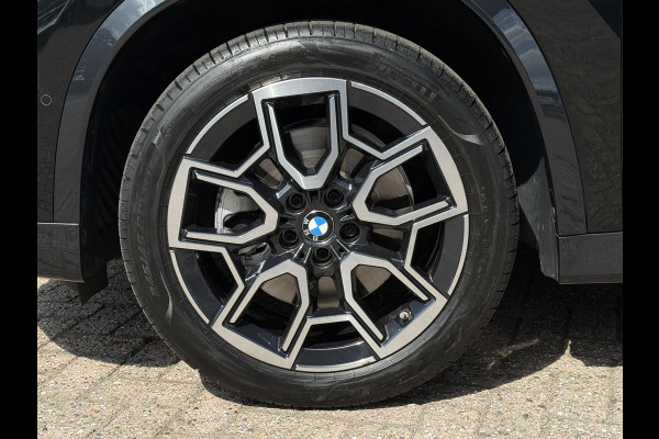 BMW X1 xDrive23i X LINE | PANORAMA | SPORTSTOELEN | ELEKTRISCHE STOEL | LEDER | 18 INCH LM VELGEN |