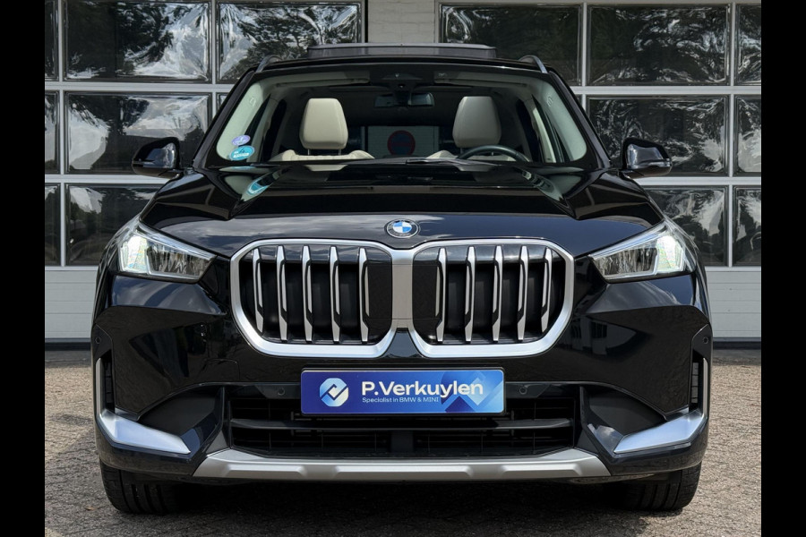 BMW X1 xDrive23i X LINE | PANORAMA | SPORTSTOELEN | ELEKTRISCHE STOEL | LEDER | 18 INCH LM VELGEN |
