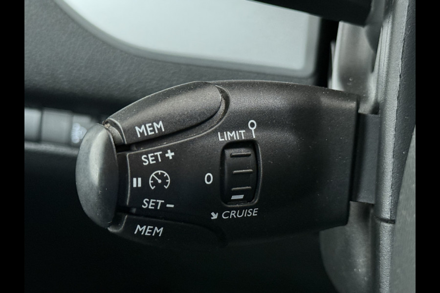 Opel Vivaro -e Zafira Life e Vivaro Combi Electric Zafira Electric L3 8-Personen L3 75 kWh Camera Apple Carplay Android Dual-ECC PDC-a+v Stoelv bordherkenning Cruise Control Led Keyless Priv.Glass Led Licht+Zichtpakket Spoorassist Dubbele Schuifdeur  Lengte 3 Grootste Accu-pakket 1.000kg Trekvermogen  € 67.000 nieuw !