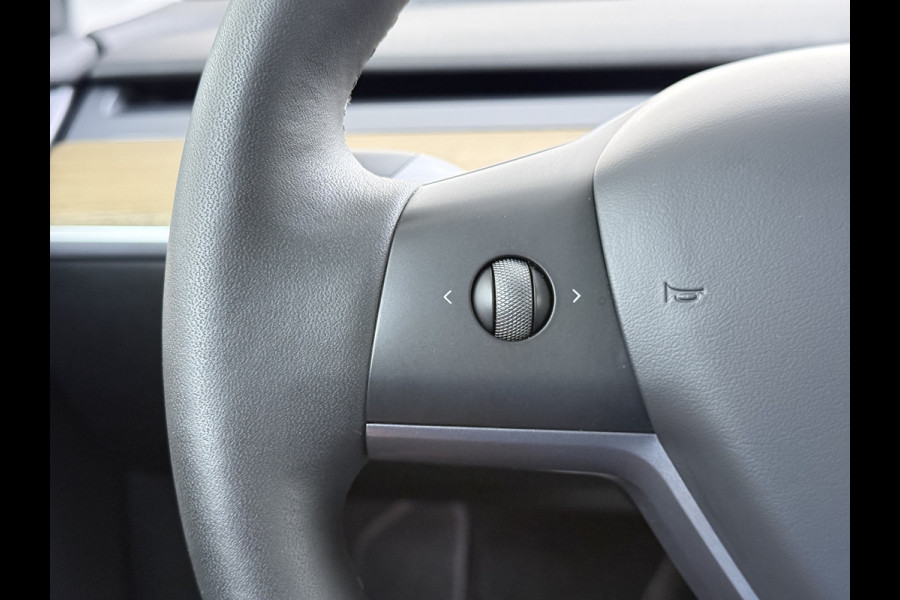 Tesla Model Y RWD 300PK LFP Accu Trekhaak Spoiler 20"lm Warmtepomp Leer PanoDak Navi Premium-Audio Ecc Adap.Cruise Camera's Traffic-Aware-Cruise+Sturen  AI FSD-3 Computer SOH 92% Stuur+Stoelverwarming Led Traffic-Aware Cruise Control Toybox Elek.Achterklep 1.600KG Trekgewicht 1e Eigenaar Origineel Nederlandse Auto