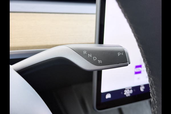 Tesla Model Y RWD 300PK LFP Accu Trekhaak Spoiler 20"lm Warmtepomp Leer PanoDak Navi Premium-Audio Ecc Adap.Cruise Camera's Traffic-Aware-Cruise+Sturen  AI FSD-3 Computer SOH 92% Stuur+Stoelverwarming Led Traffic-Aware Cruise Control Toybox Elek.Achterklep 1.600KG Trekgewicht 1e Eigenaar Origineel Nederlandse Auto