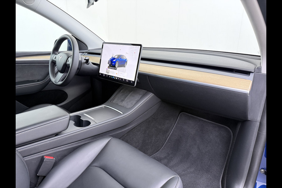Tesla Model Y RWD 300PK LFP Accu Trekhaak Spoiler 20"lm Warmtepomp Leer PanoDak Navi Premium-Audio Ecc Adap.Cruise Camera's Traffic-Aware-Cruise+Sturen  AI FSD-3 Computer SOH 92% Stuur+Stoelverwarming Led Traffic-Aware Cruise Control Toybox Elek.Achterklep 1.600KG Trekgewicht 1e Eigenaar Origineel Nederlandse Auto
