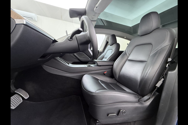 Tesla Model Y RWD 300PK LFP Accu Trekhaak Spoiler 20"lm Warmtepomp Leer PanoDak Navi Premium-Audio Ecc Adap.Cruise Camera's Traffic-Aware-Cruise+Sturen  AI FSD-3 Computer SOH 92% Stuur+Stoelverwarming Led Traffic-Aware Cruise Control Toybox Elek.Achterklep 1.600KG Trekgewicht 1e Eigenaar Origineel Nederlandse Auto