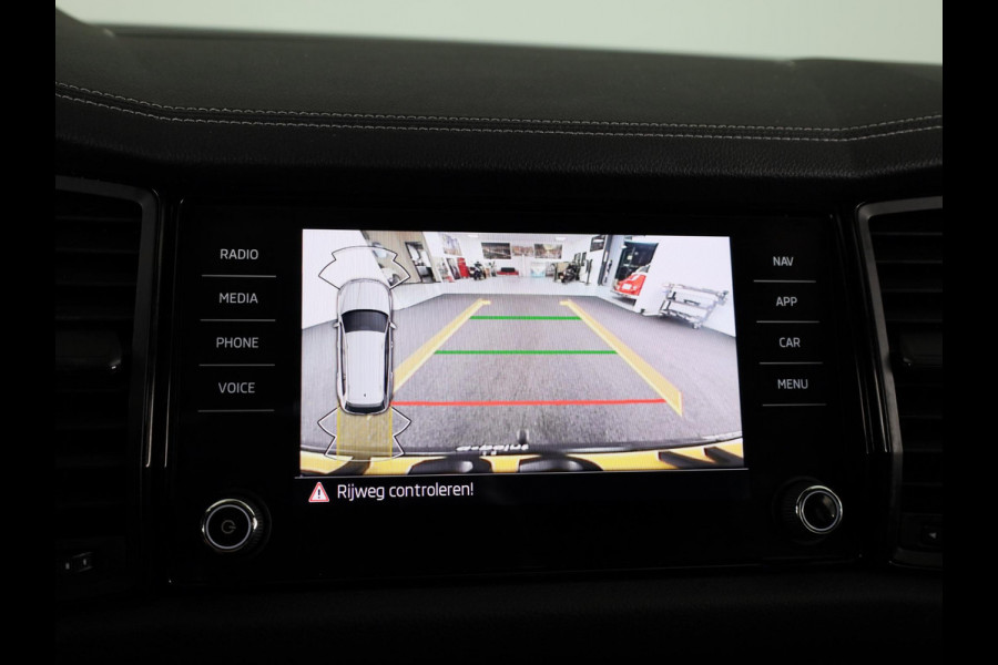 Škoda Kodiaq 1.5 TSI Business Edition Plus 7 persoons 150pk | Panoramadak | Trekhaak | Verwarmbare voorstoelen | Parkeercamera