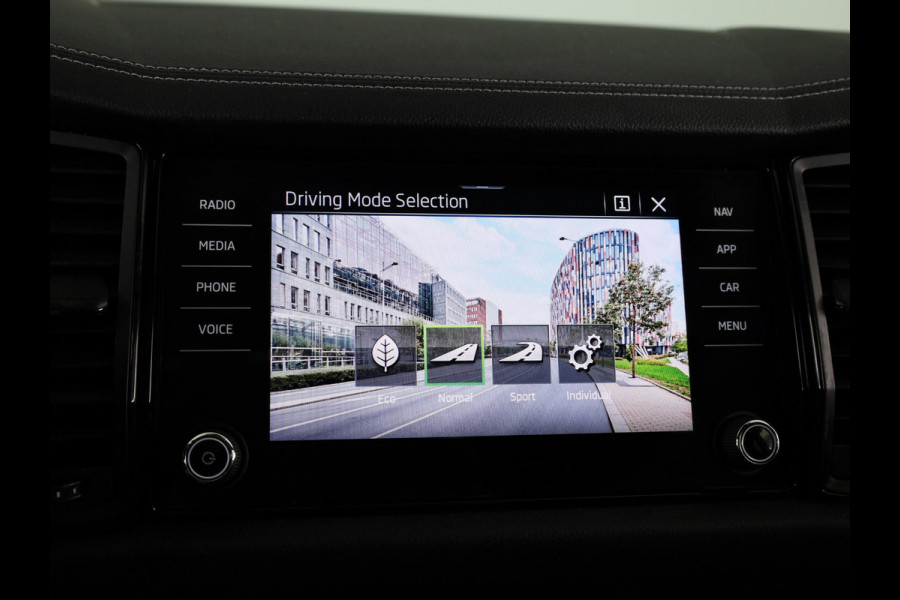 Škoda Kodiaq 1.5 TSI Business Edition Plus 7 persoons 150pk | Panoramadak | Trekhaak | Verwarmbare voorstoelen | Parkeercamera