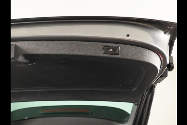 Škoda Kodiaq 1.5 TSI Business Edition Plus 7 persoons 150pk | Panoramadak | Trekhaak | Verwarmbare voorstoelen | Parkeercamera