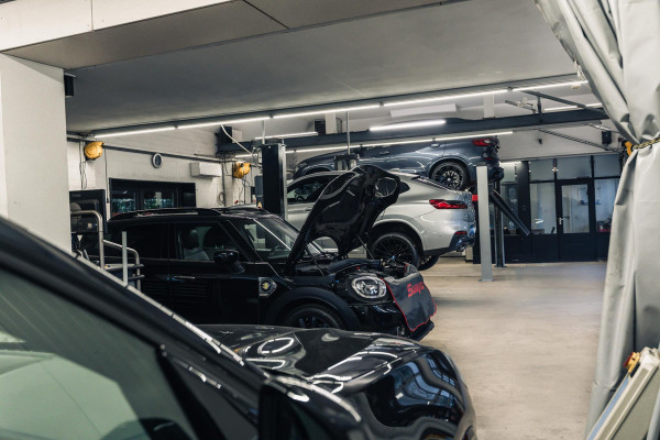 BMW X1 xDrive23i X LINE | PANORAMA | SPORTSTOELEN | ELEKTRISCHE STOEL | LEDER | 18 INCH LM VELGEN |