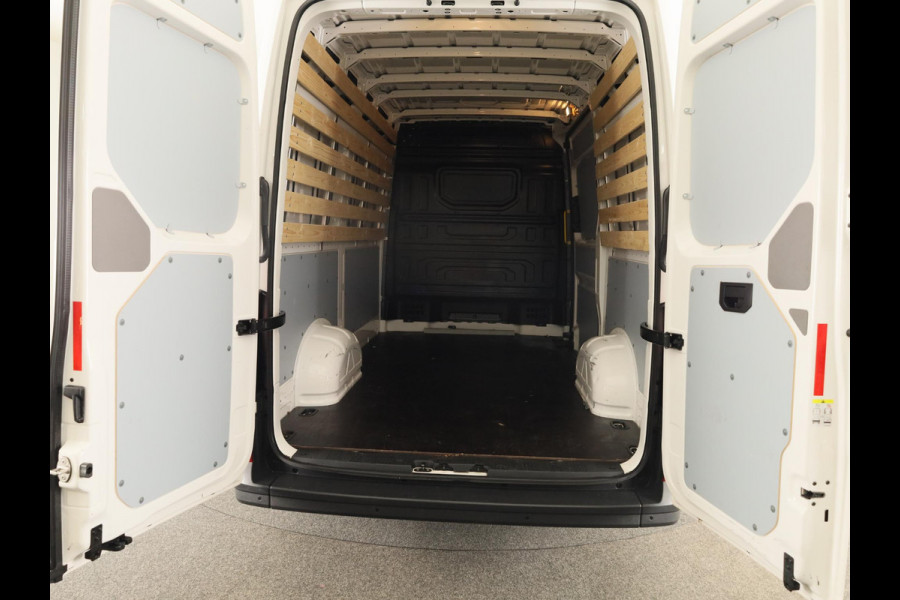 Volkswagen Crafter 35 2.0 TDI L3H3 Highline EURO VI 140 pk Automaat | Verlengde garantie | Navigatie | Parkeersensoren | Achteruitrijcamera | Cruise control |