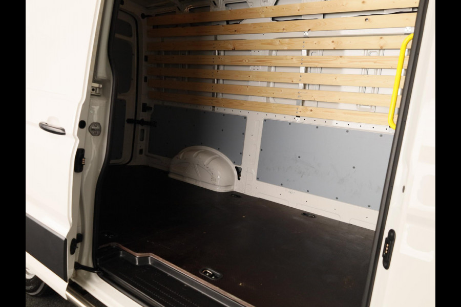 Volkswagen Crafter 35 2.0 TDI L3H3 Highline EURO VI 140 pk Automaat | Verlengde garantie | Navigatie | Parkeersensoren | Achteruitrijcamera | Cruise control |