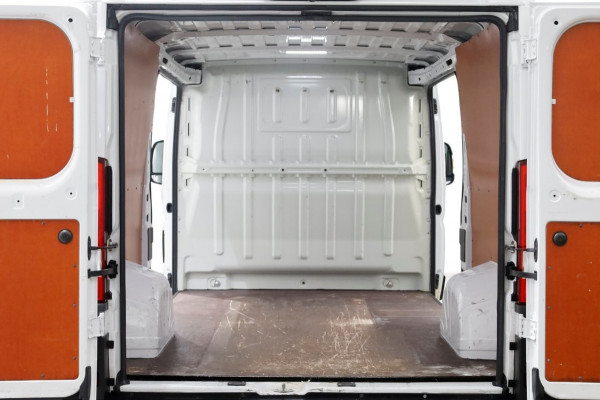 Peugeot Boxer 335 2.2 BlueHDi 140pk L2H1 Premium Airco/Navi/2x Schuifdeur K8 04-2021