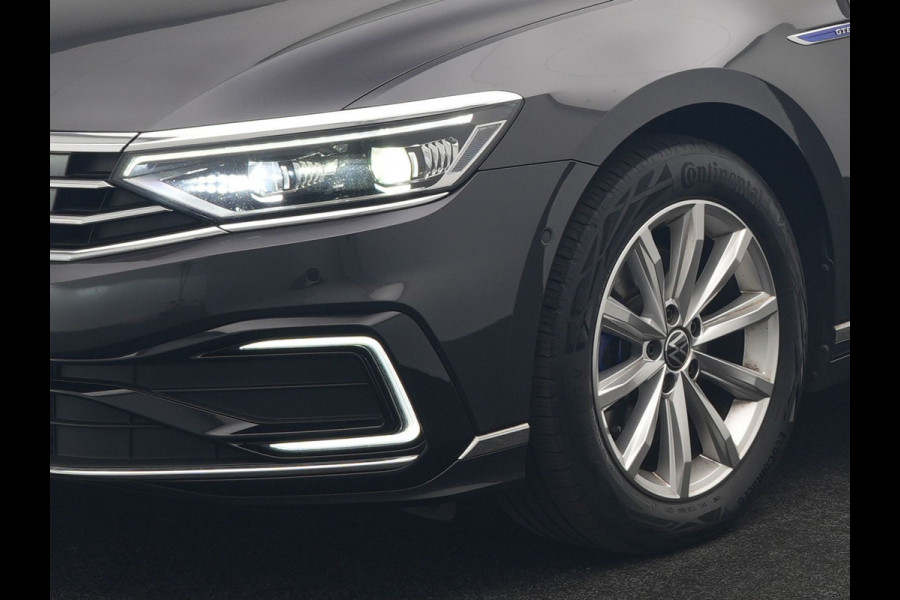 Volkswagen Passat 1.4 TSI GTE Business PHEV 218pk Dealer O.H. | Trekhaak Af Fabriek | Panodak | Adaptive Cruise | Camera | IQ Light | Alcantara Sportstoelen Massage & Verwarmd | Stuur Verwarmd | Keyless | Blis | Sfeerverlichting | Apple Carplay | DAB | Plug In Hybrid |