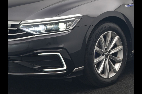 Volkswagen Passat 1.4 TSI GTE Business PHEV 218pk Dealer O.H. | Trekhaak Af Fabriek | Panodak | Adaptive Cruise | Camera | IQ Light | Alcantara Sportstoelen Massage & Verwarmd | Stuur Verwarmd | Keyless | Blis | Sfeerverlichting | Apple Carplay | DAB | Plug In Hybrid |