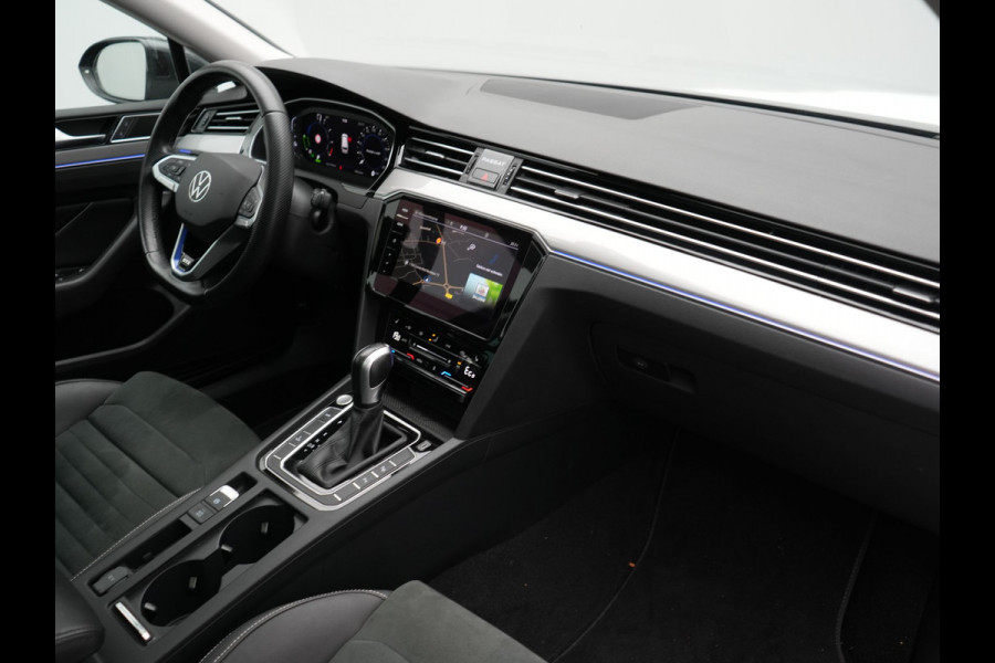 Volkswagen Passat 1.4 TSI GTE Business PHEV 218pk Dealer O.H. | Trekhaak Af Fabriek | Panodak | Adaptive Cruise | Camera | IQ Light | Alcantara Sportstoelen Massage & Verwarmd | Stuur Verwarmd | Keyless | Blis | Sfeerverlichting | Apple Carplay | DAB | Plug In Hybrid |