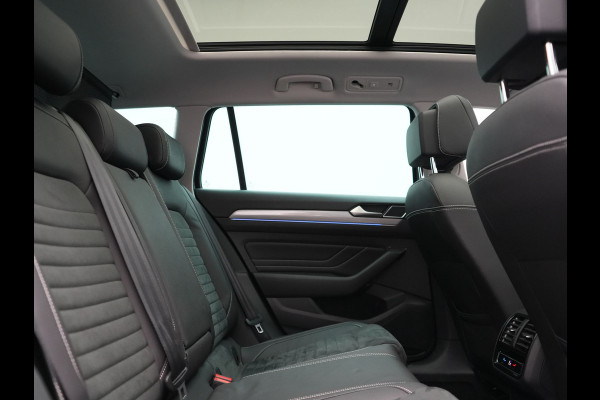 Volkswagen Passat 1.4 TSI GTE Business PHEV 218pk Dealer O.H. | Trekhaak Af Fabriek | Panodak | Adaptive Cruise | Camera | IQ Light | Alcantara Sportstoelen Massage & Verwarmd | Stuur Verwarmd | Keyless | Blis | Sfeerverlichting | Apple Carplay | DAB | Plug In Hybrid |