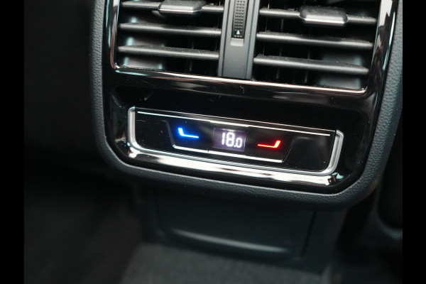 Volkswagen Passat 1.4 TSI GTE Business PHEV 218pk Dealer O.H. | Trekhaak Af Fabriek | Panodak | Adaptive Cruise | Camera | IQ Light | Alcantara Sportstoelen Massage & Verwarmd | Stuur Verwarmd | Keyless | Blis | Sfeerverlichting | Apple Carplay | DAB | Plug In Hybrid |