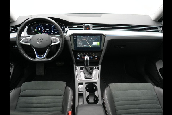 Volkswagen Passat 1.4 TSI GTE Business PHEV 218pk Dealer O.H. | Trekhaak Af Fabriek | Panodak | Adaptive Cruise | Camera | IQ Light | Alcantara Sportstoelen Massage & Verwarmd | Stuur Verwarmd | Keyless | Blis | Sfeerverlichting | Apple Carplay | DAB | Plug In Hybrid |