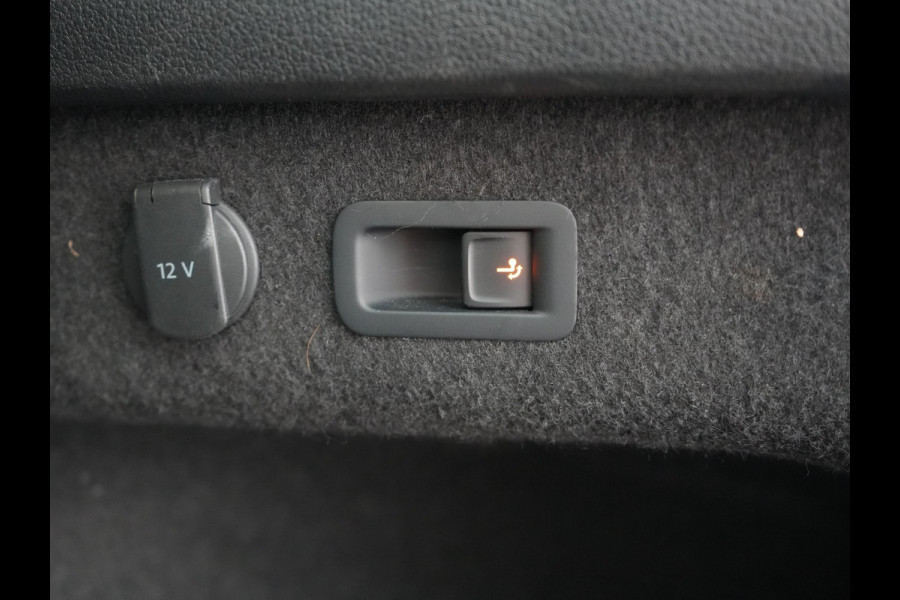 Volkswagen Passat 1.4 TSI GTE Business PHEV 218pk Dealer O.H. | Trekhaak Af Fabriek | Panodak | Adaptive Cruise | Camera | IQ Light | Alcantara Sportstoelen Massage & Verwarmd | Stuur Verwarmd | Keyless | Blis | Sfeerverlichting | Apple Carplay | DAB | Plug In Hybrid |