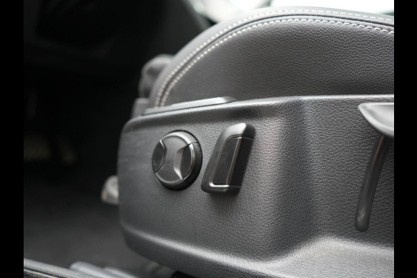 Volkswagen Passat 1.4 TSI GTE Business PHEV 218pk Dealer O.H. | Trekhaak Af Fabriek | Panodak | Adaptive Cruise | Camera | IQ Light | Alcantara Sportstoelen Massage & Verwarmd | Stuur Verwarmd | Keyless | Blis | Sfeerverlichting | Apple Carplay | DAB | Plug In Hybrid |
