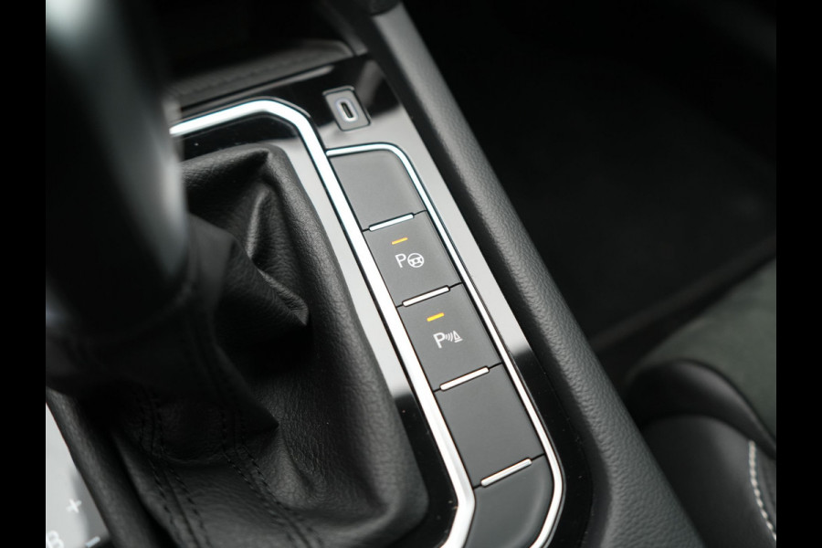 Volkswagen Passat 1.4 TSI GTE Business PHEV 218pk Dealer O.H. | Trekhaak Af Fabriek | Panodak | Adaptive Cruise | Camera | IQ Light | Alcantara Sportstoelen Massage & Verwarmd | Stuur Verwarmd | Keyless | Blis | Sfeerverlichting | Apple Carplay | DAB | Plug In Hybrid |