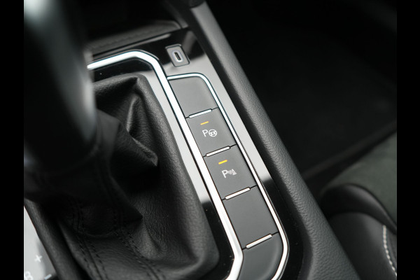Volkswagen Passat 1.4 TSI GTE Business PHEV 218pk Dealer O.H. | Trekhaak Af Fabriek | Panodak | Adaptive Cruise | Camera | IQ Light | Alcantara Sportstoelen Massage & Verwarmd | Stuur Verwarmd | Keyless | Blis | Sfeerverlichting | Apple Carplay | DAB | Plug In Hybrid |