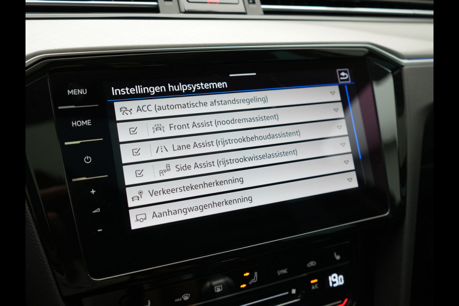 Volkswagen Passat 1.4 TSI GTE Business PHEV 218pk Dealer O.H. | Trekhaak Af Fabriek | Panodak | Adaptive Cruise | Camera | IQ Light | Alcantara Sportstoelen Massage & Verwarmd | Stuur Verwarmd | Keyless | Blis | Sfeerverlichting | Apple Carplay | DAB | Plug In Hybrid |