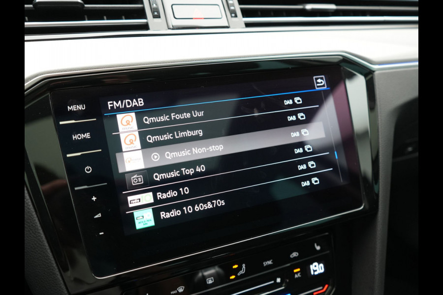 Volkswagen Passat 1.4 TSI GTE Business PHEV 218pk Dealer O.H. | Trekhaak Af Fabriek | Panodak | Adaptive Cruise | Camera | IQ Light | Alcantara Sportstoelen Massage & Verwarmd | Stuur Verwarmd | Keyless | Blis | Sfeerverlichting | Apple Carplay | DAB | Plug In Hybrid |