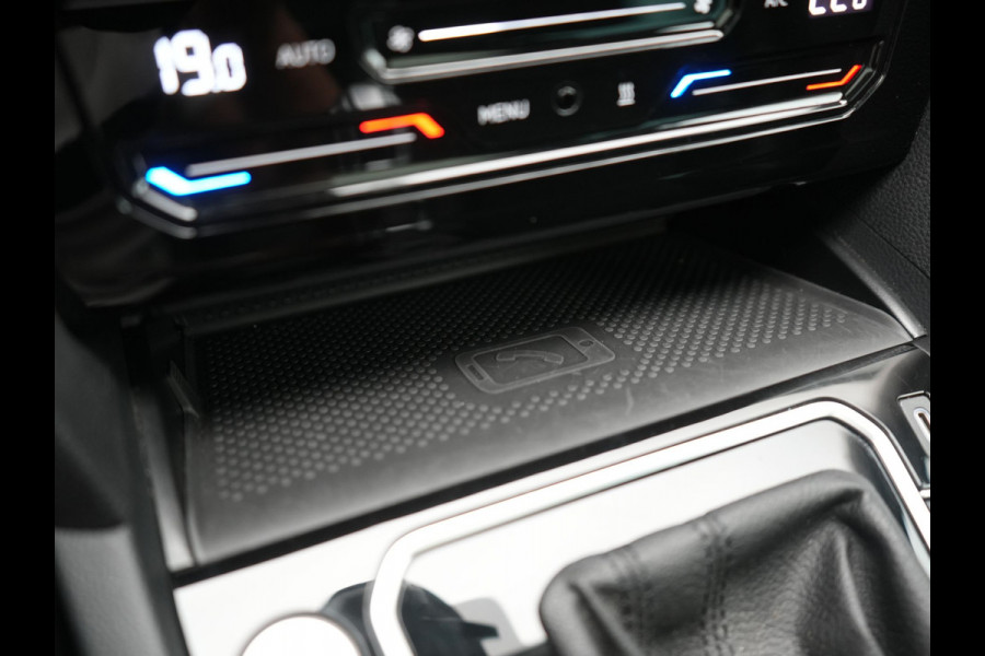 Volkswagen Passat 1.4 TSI GTE Business PHEV 218pk Dealer O.H. | Trekhaak Af Fabriek | Panodak | Adaptive Cruise | Camera | IQ Light | Alcantara Sportstoelen Massage & Verwarmd | Stuur Verwarmd | Keyless | Blis | Sfeerverlichting | Apple Carplay | DAB | Plug In Hybrid |