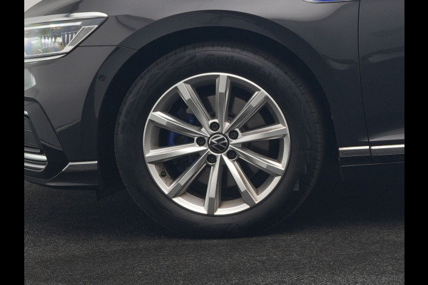 Volkswagen Passat 1.4 TSI GTE Business PHEV 218pk Dealer O.H. | Trekhaak Af Fabriek | Panodak | Adaptive Cruise | Camera | IQ Light | Alcantara Sportstoelen Massage & Verwarmd | Stuur Verwarmd | Keyless | Blis | Sfeerverlichting | Apple Carplay | DAB | Plug In Hybrid |