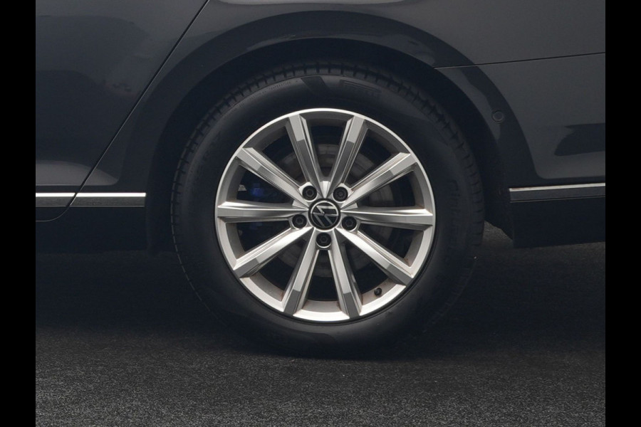 Volkswagen Passat 1.4 TSI GTE Business PHEV 218pk Dealer O.H. | Trekhaak Af Fabriek | Panodak | Adaptive Cruise | Camera | IQ Light | Alcantara Sportstoelen Massage & Verwarmd | Stuur Verwarmd | Keyless | Blis | Sfeerverlichting | Apple Carplay | DAB | Plug In Hybrid |
