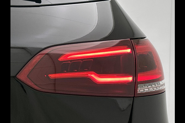 Mercedes-Benz B-Klasse 180 Business Solution Luxury Trekhaak | Parkeerpakket met achteruitrijcamera | Ledkoplampen | Sfeerverlichting | Stoelverwarming. Inclusief 24 maanden MB Certified garantie voor Europa.