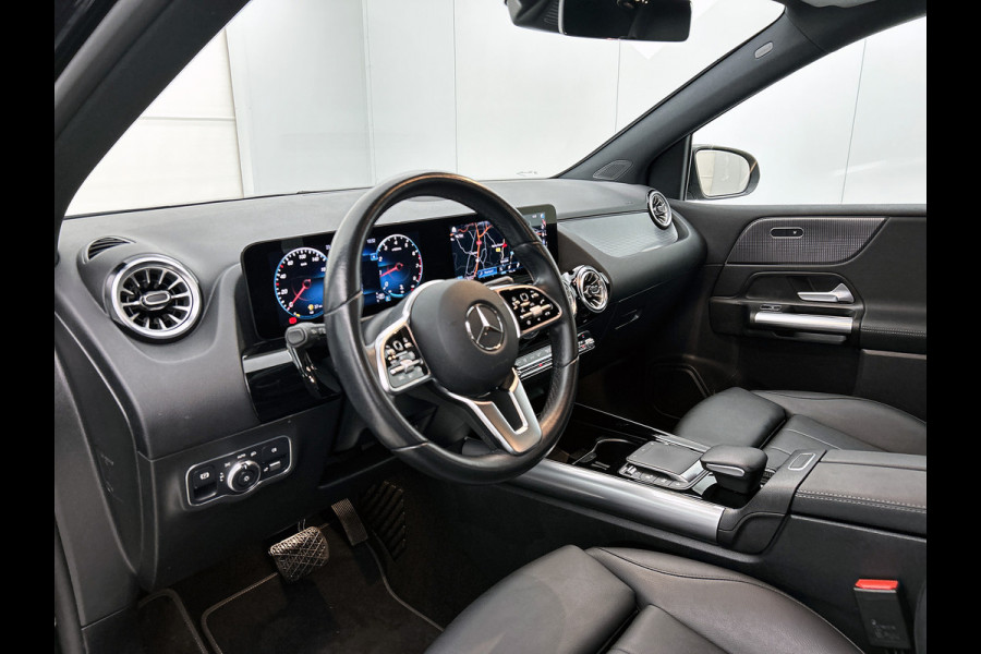 Mercedes-Benz B-Klasse 180 Business Solution Luxury Trekhaak | Parkeerpakket met achteruitrijcamera | Ledkoplampen | Sfeerverlichting | Stoelverwarming. Inclusief 24 maanden MB Certified garantie voor Europa.
