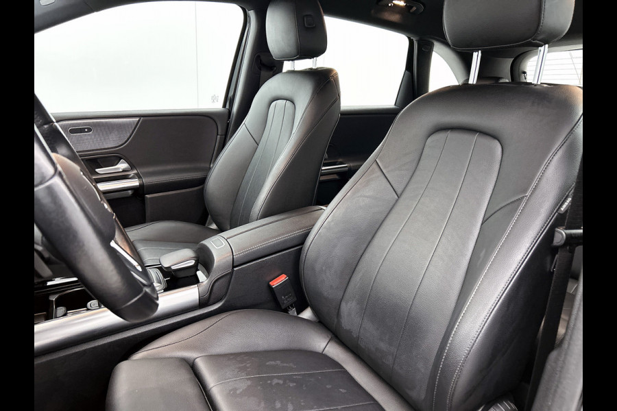 Mercedes-Benz B-Klasse 180 Business Solution Luxury Trekhaak | Parkeerpakket met achteruitrijcamera | Ledkoplampen | Sfeerverlichting | Stoelverwarming. Inclusief 24 maanden MB Certified garantie voor Europa.