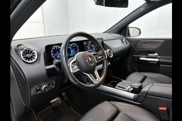 Mercedes-Benz B-Klasse 180 Business Solution Luxury Trekhaak | Parkeerpakket met achteruitrijcamera | Ledkoplampen | Sfeerverlichting | Stoelverwarming. Inclusief 24 maanden MB Certified garantie voor Europa.