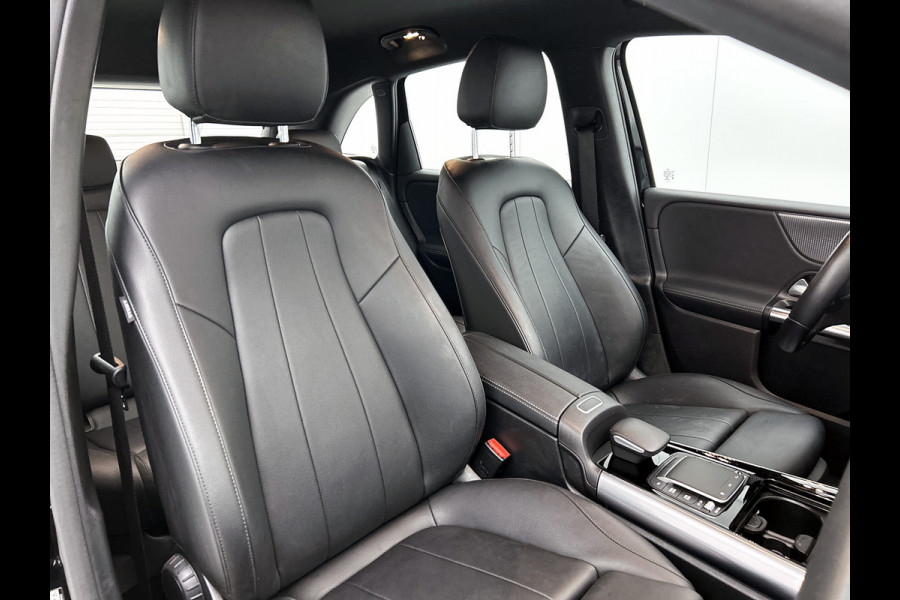 Mercedes-Benz B-Klasse 180 Business Solution Luxury Trekhaak | Parkeerpakket met achteruitrijcamera | Ledkoplampen | Sfeerverlichting | Stoelverwarming. Inclusief 24 maanden MB Certified garantie voor Europa.