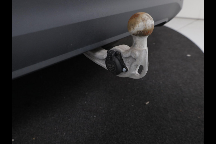 Volkswagen Tiguan 1.5 eTSI Life Edition 130 pk Automaat (DSG) | Verlengde garantie | Navigatie | Panoramadak | Trekhaak (wegklapbaar) | Parkeersensoren (Park assist) | Achteruitrijcamera |