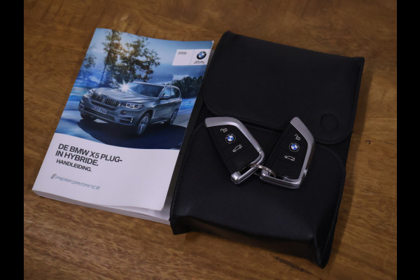BMW X5 xDrive40e iPerformance High Executive M Sport [TREKHAAK UITKLAPBAAR, SCHUIFKANTELDAK, APPLE CARPLAY, ANDROID, MEMORY SEATS, STOELVERWARMING, CAMERA, CRUISE, PDC V+A, CLIMATE, NIEUWSTAAT]