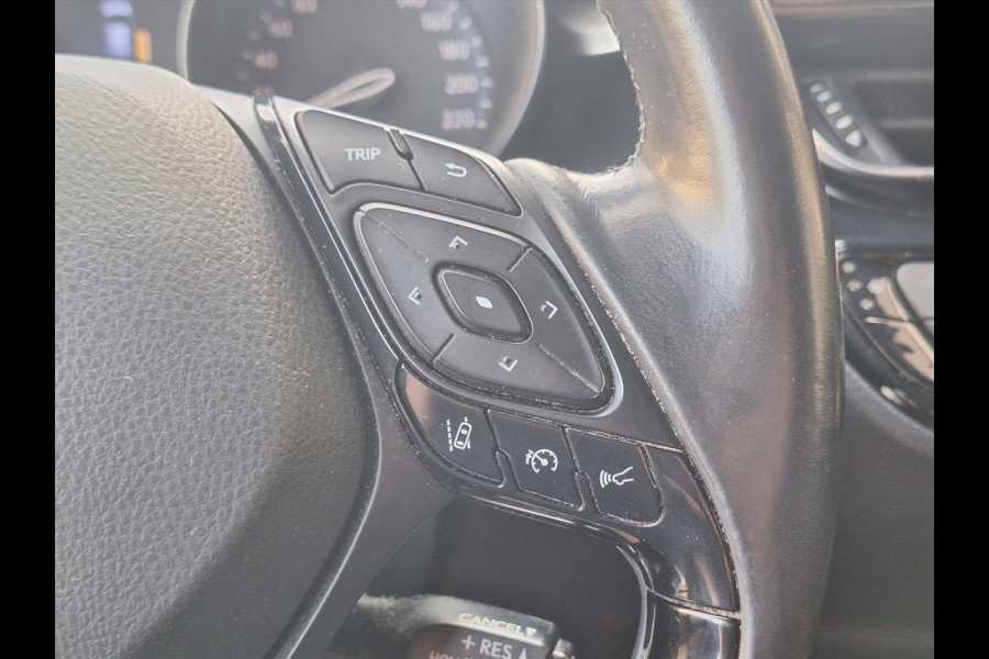 Toyota C-HR 1.8 Hybrid Style | Dodehoekherkenning, Navigatie, Parkeersensoren, Stoel + Stuurverwarming, DAB, Keyless, 18 inch