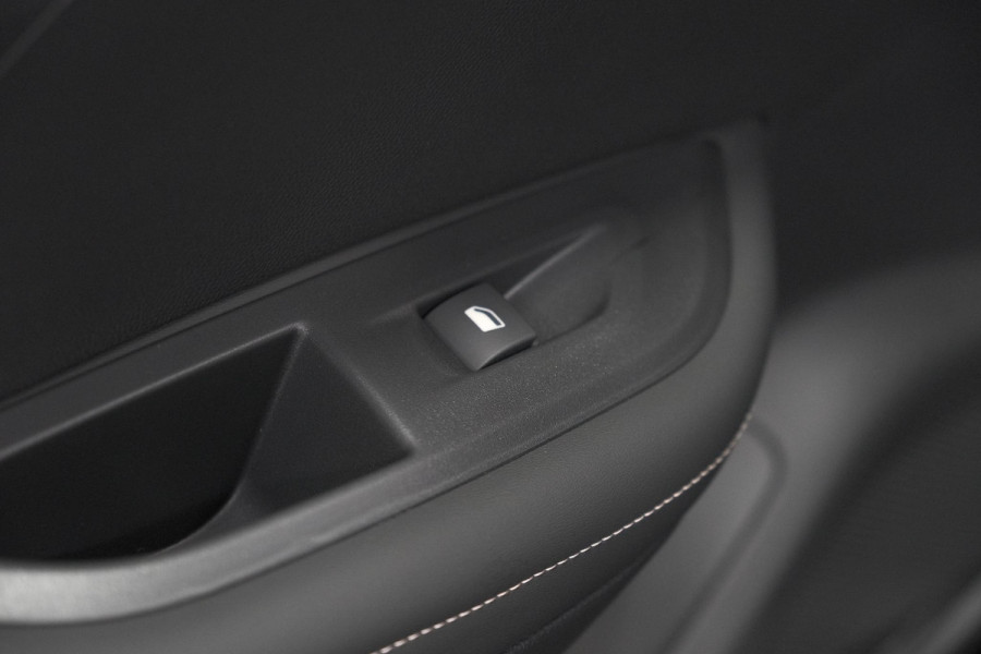 Peugeot e-2008 EV Allure 54 kWh | 11 KW Lader | Warmtepomp | Apple Carplay | Parkeersensoren